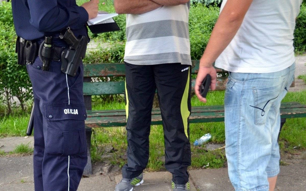 OŚWIĘCIM. Pili piwo na ławeczce. Dodatkowo nie mieli maseczek. Zostali ukarani i pouczeni