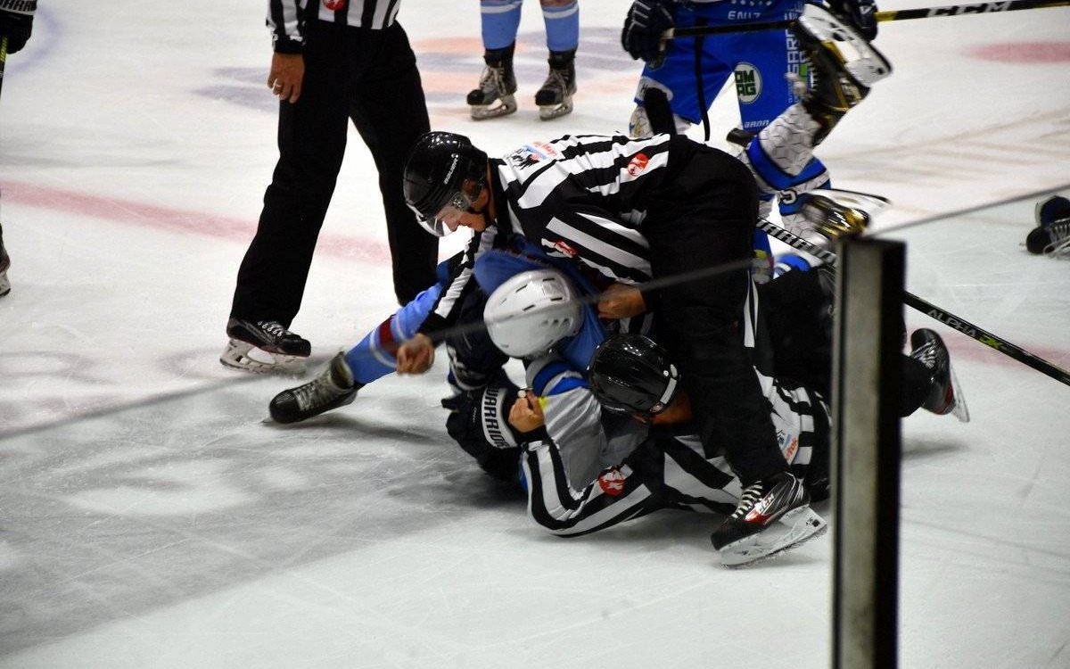 HOKEJ NA LODZIE. Udana premiera sezonu w Oświęcimiu