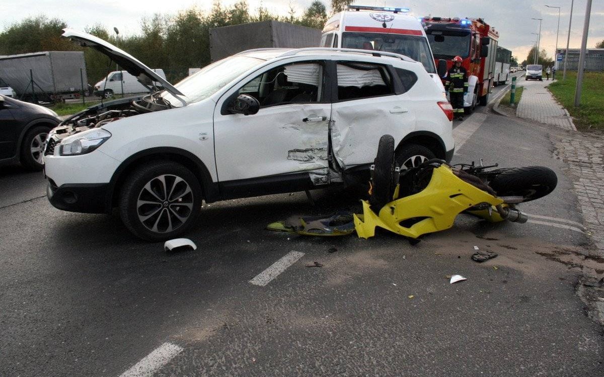 OŚWIĘCIM. Zderzenie motocykla z samochodem. Kierujący jednośladem trafił do szpitala