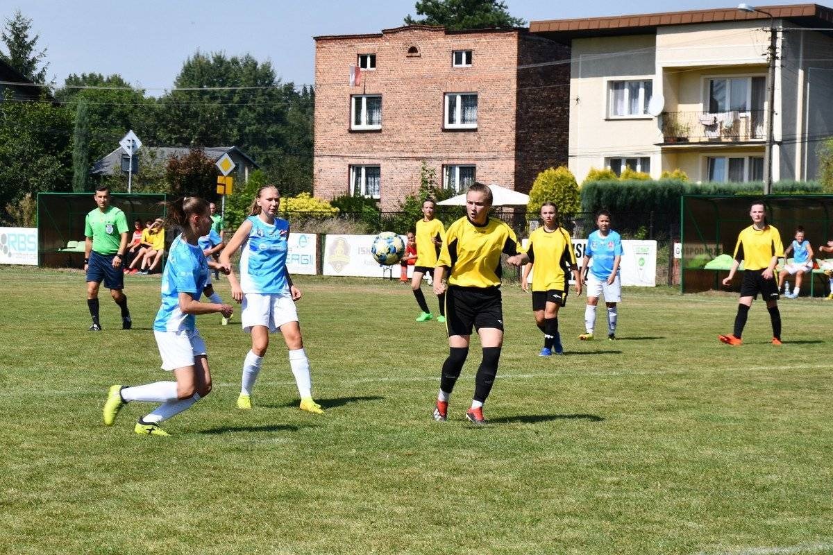 PIŁKA NOŻNA. Piątoligowe derby w Kętach