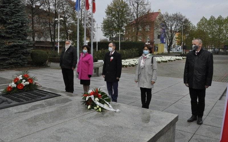 GMINA OŚWIĘCIM. Świętowanie na raty… Kwiaty złożyli przedstawiciele gminy Oświęcim