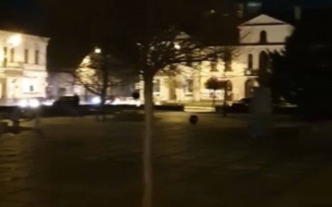 KĘTY. Burmistrz Krzysztof Klęczar zmienił zdanie. Na Rynku symbolicznie wyłączono oświetlenie