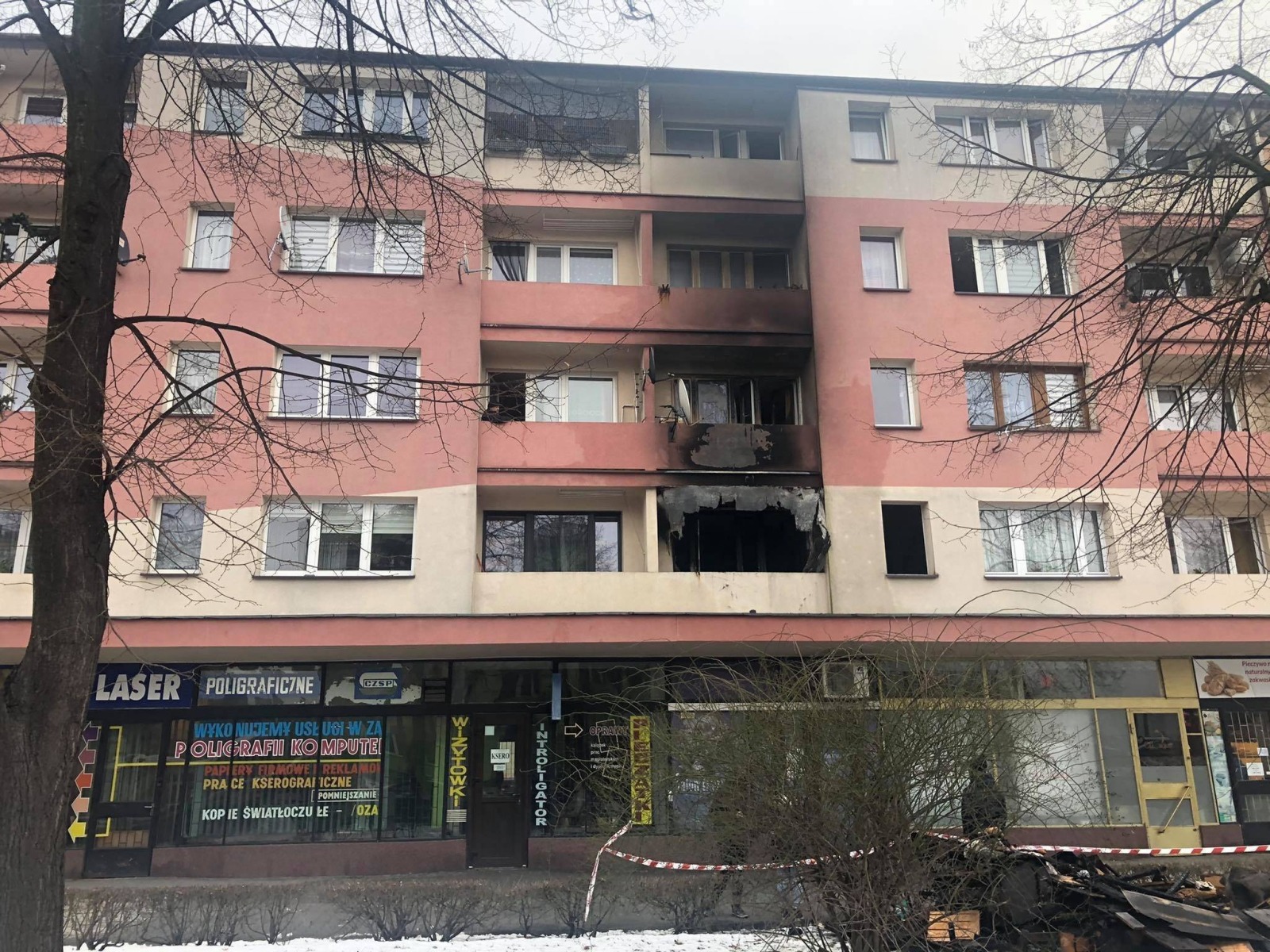 OŚWIĘCIM. Pożar na osiedlu Chemików. Starsza kobieta i 2,5 letnie dziecko trafili do szpital