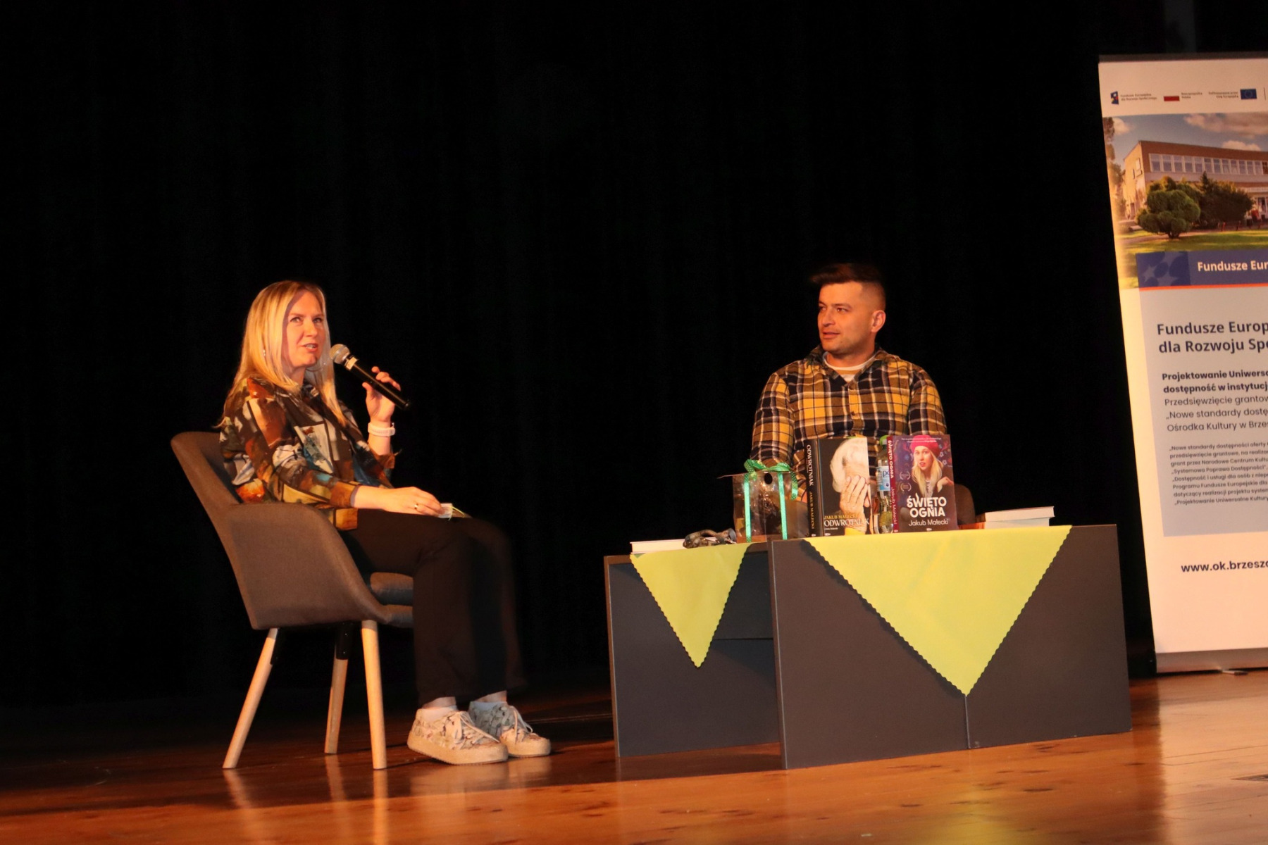 Jakub Małecki spotkał się z brzeszczańskimi czytelnikami