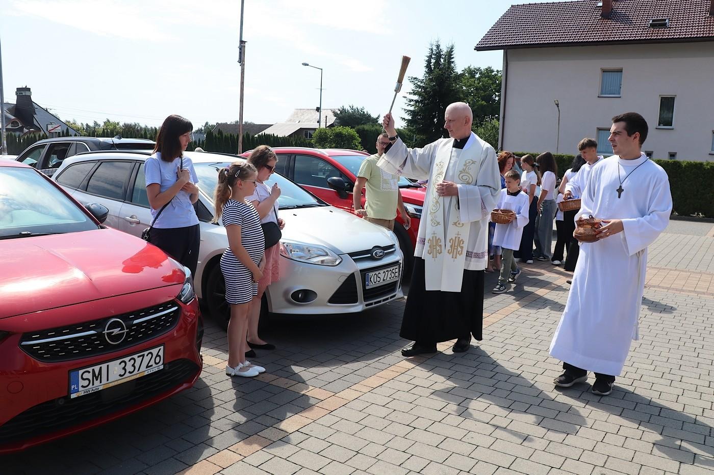 Proboszcz pobłogosławił samochody parafian