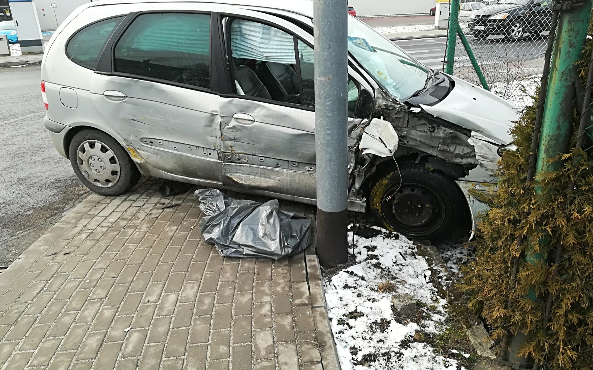 Zasole. Przejechał na czerwonym świetle i zderzył się z autobusem - InfoBrzeszcze.pl