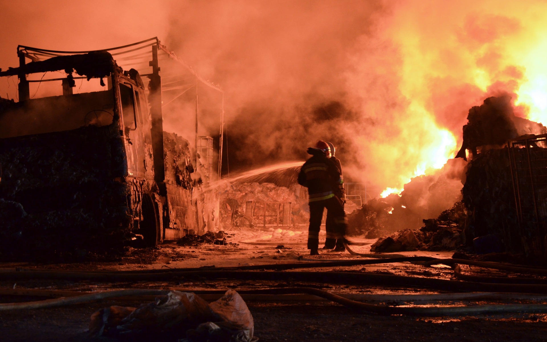 Łęki. Pożar samochodu ciężarowego- zagrożone budynki gospodarcze -FILM-