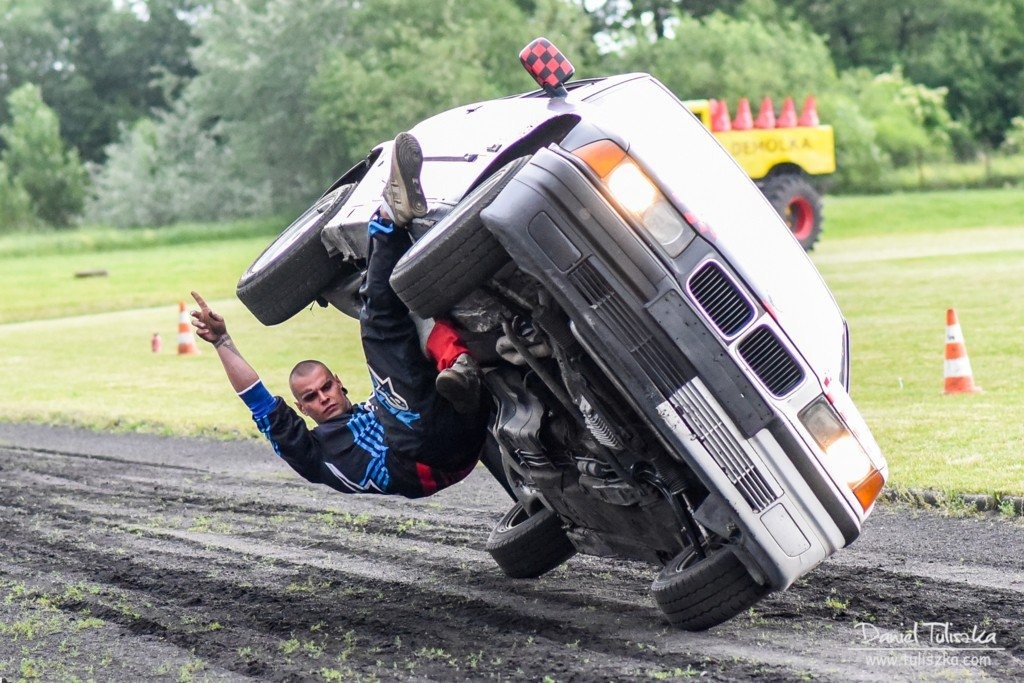 Ekstremalna pokazy samochodowo-motocyklowe na stadionie w Brzeszczach - InfoBrzeszcze.pl