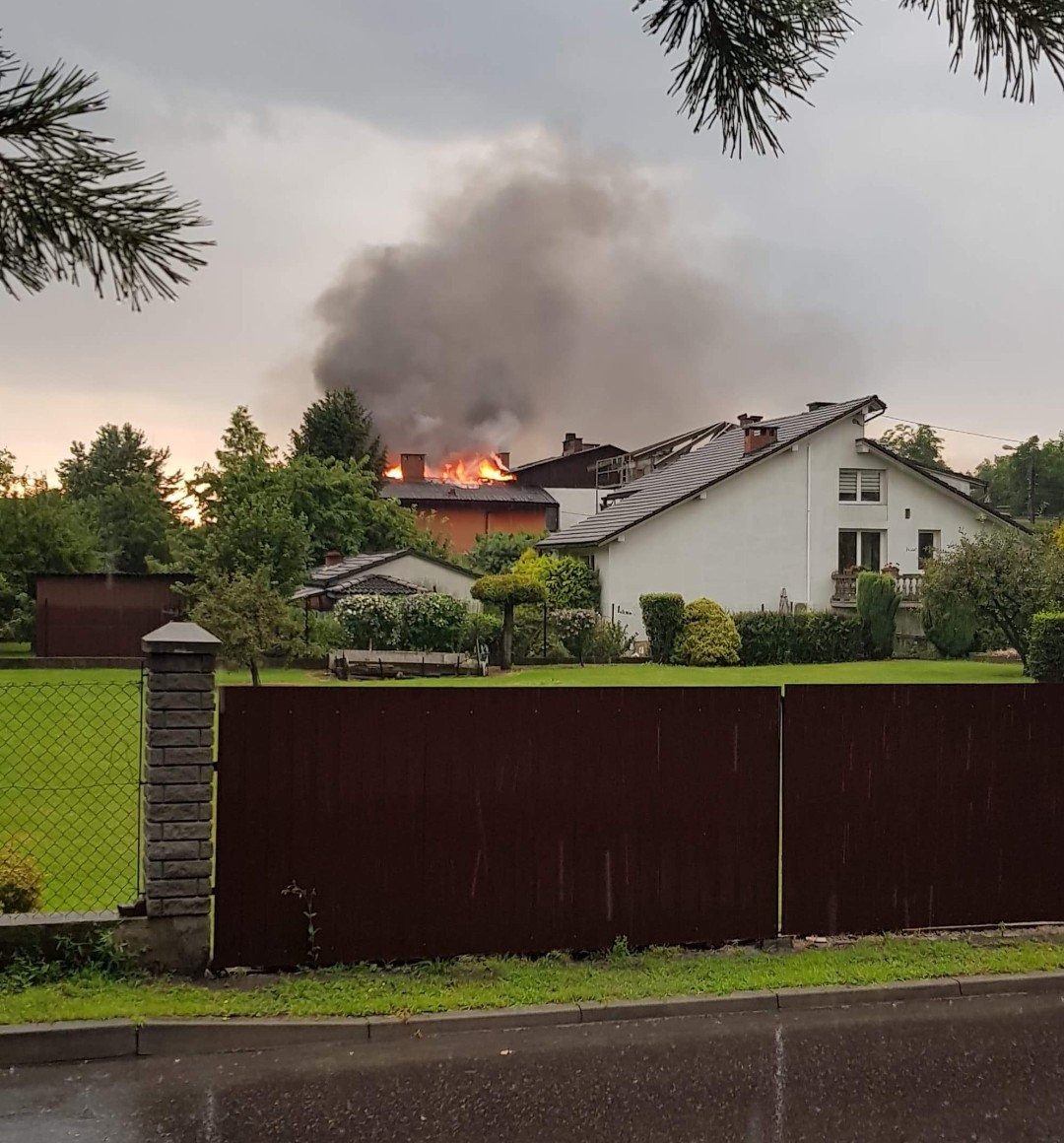 Pożar po uderzeniu pioruna - FOTO - InfoBrzeszcze.pl