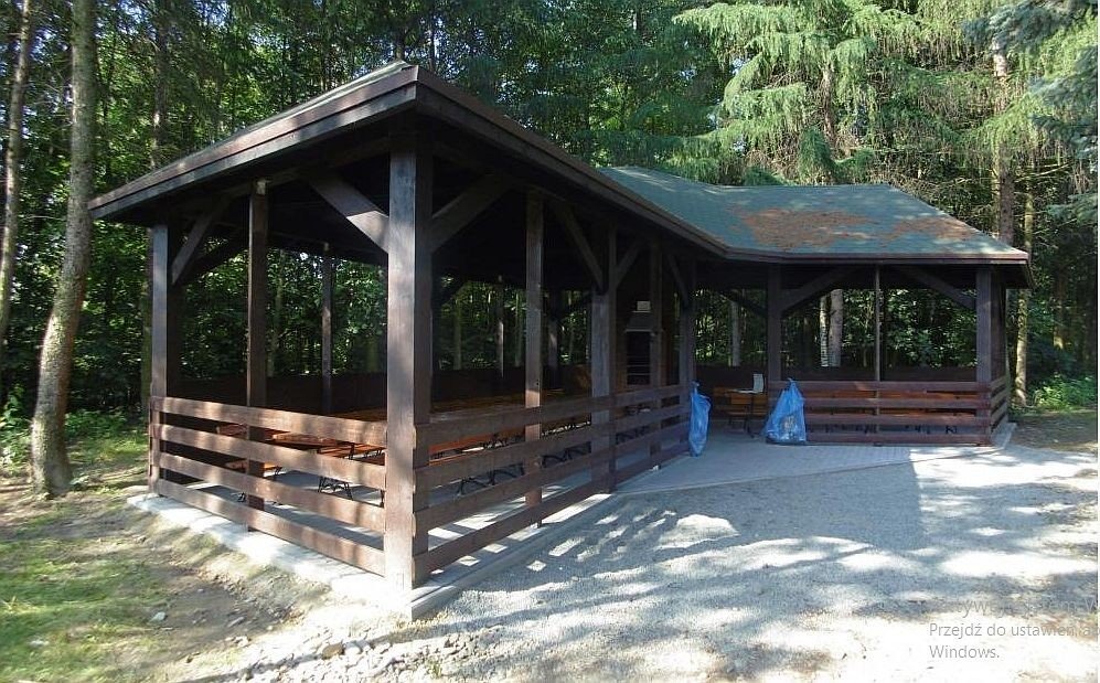 Kolejny etap budowy wiaty na Zasolu zakończony - InfoBrzeszcze.pl