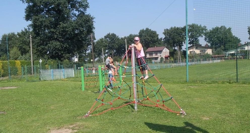 Nowe urządzenia na placu zabaw w Skidziniu - InfoBrzeszcze.pl