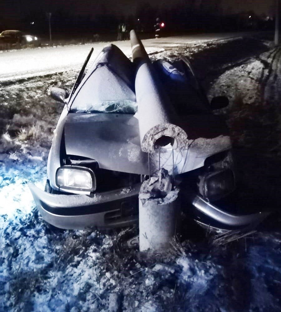 O włos od tragedii - osobówką skosił słup energetyczny - InfoBrzeszcze.pl