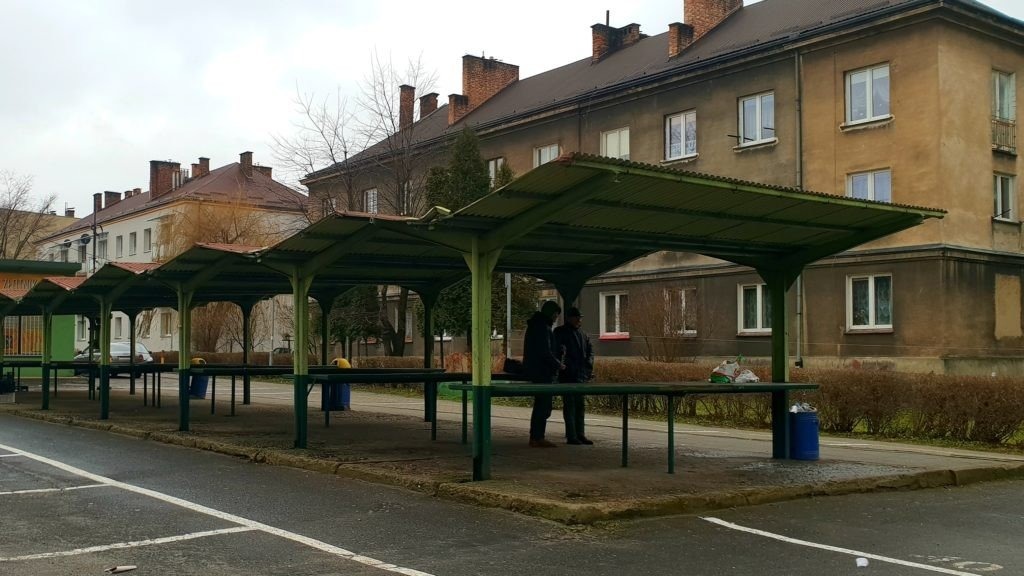 Burmistrz Radosław Szot zabiera głos w sprawie wiat na Placu Targowym - InfoBrzeszcze.pl