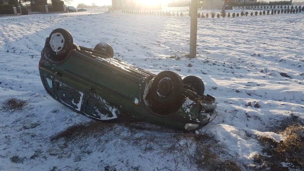 Dachowanie na ulic Bielskiej w Jawiszowicach- Policja apeluje o ostrożność -FOTO- InfoBrzeszcze.pl
