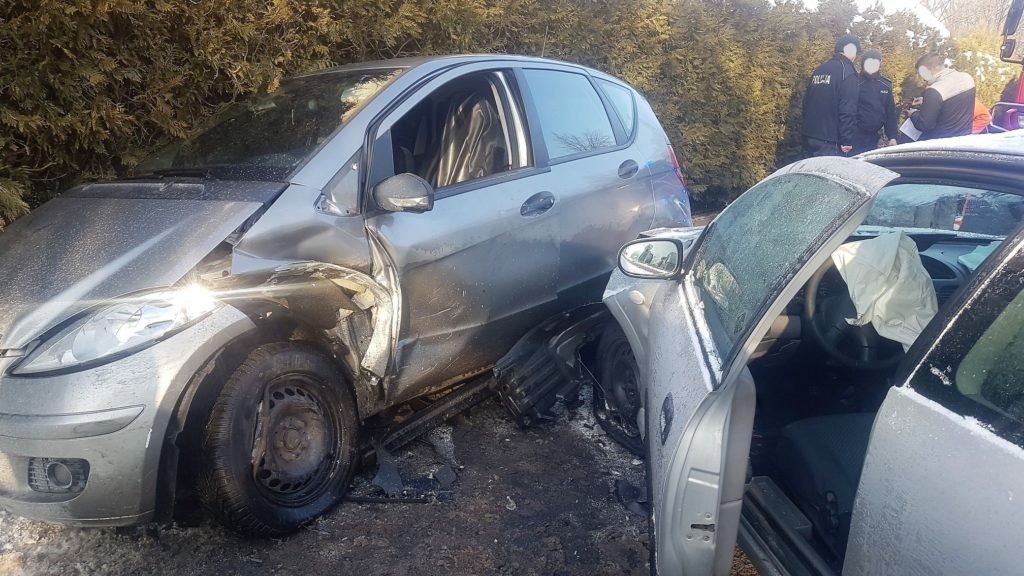 Zderzenie czołowe na ulicy Janowiec w Jawiszowicach - InfoBrzeszcze.pl