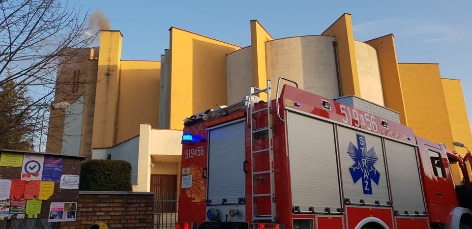 Dym z kościelnego komina zaniepokoił mieszkańców- wezwali Straż Pożarną - InfoBrzeszcze.pl