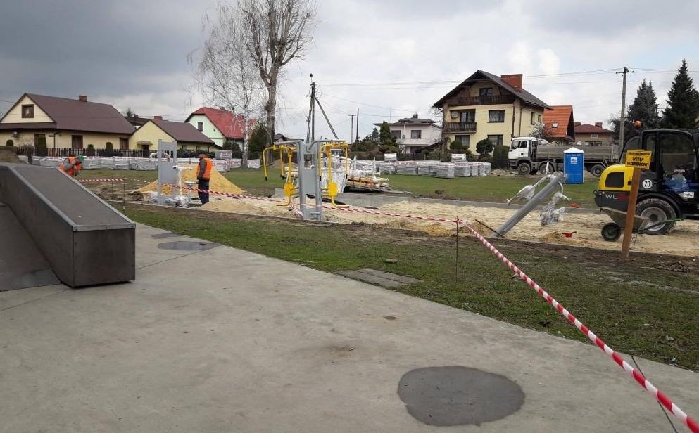 Trwa budowa zewnętrznej siłowni - InfoBrzeszcze.pl