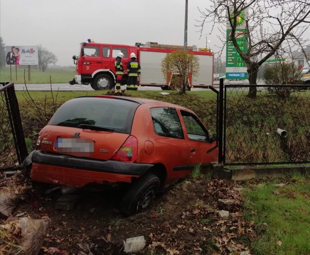 Clio wjechało w ogrodzenie cmentarza - InfoBrzeszcze.pl