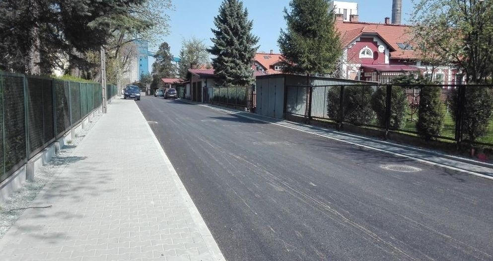 Oddano do użytku przebudowaną ul. Sienkiewicza - InfoBrzeszcze.pl