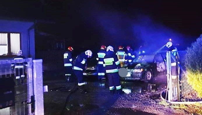 Pożar samochodu przy ulicy Łęckiej w Jawiszowicach- strażacy zapobiegli tragedii - InfoBrzeszcze.pl