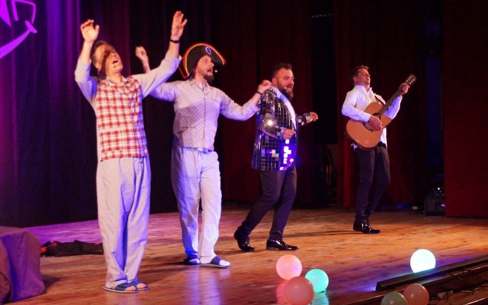 Kabaret Młodych Panów rozbawił brzeszczańską publiczność - InfoBrzeszcze.pl