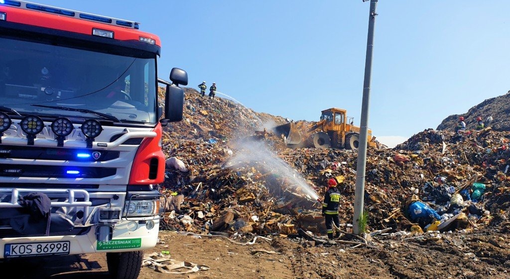 Strażacy walczą z pożarem brzeszczańskiego składowiska odpadów - InfoBrzeszcze.pl