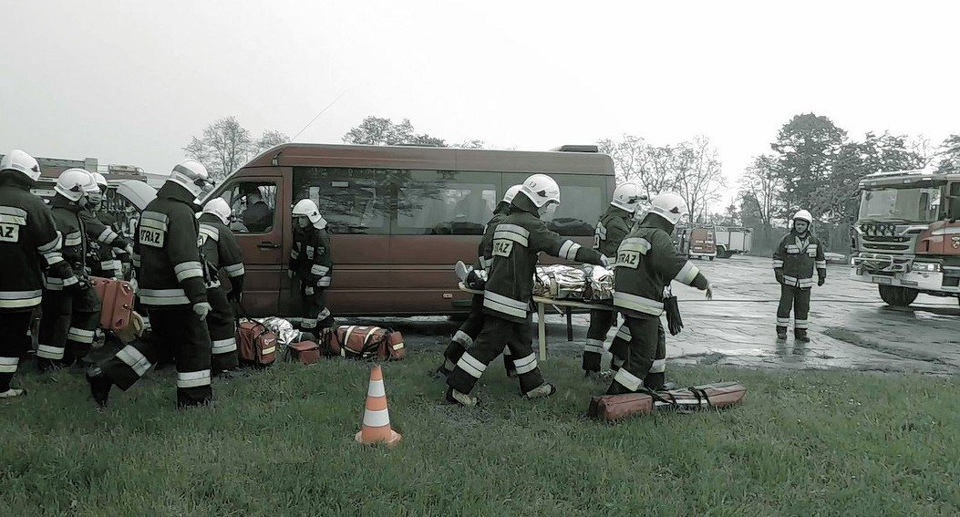 Kilkanaście osób poszkodowanych w wypadku busa- strażacy ćwiczyli w Brzeszczach -FILM/ZDJĘCIA- InfoBrzeszcze.pl