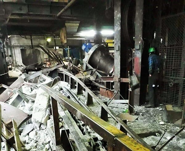Ogromne zniszczenia po awarii w kopalnianym szybie- 4 górników zostało uwięzionych - InfoBrzeszcze.pl