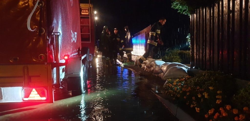 Kolejny raz woda podmywa ulicę Polną w Brzeszczach - ZDJĘCIA! - InfoBrzeszcze.pl