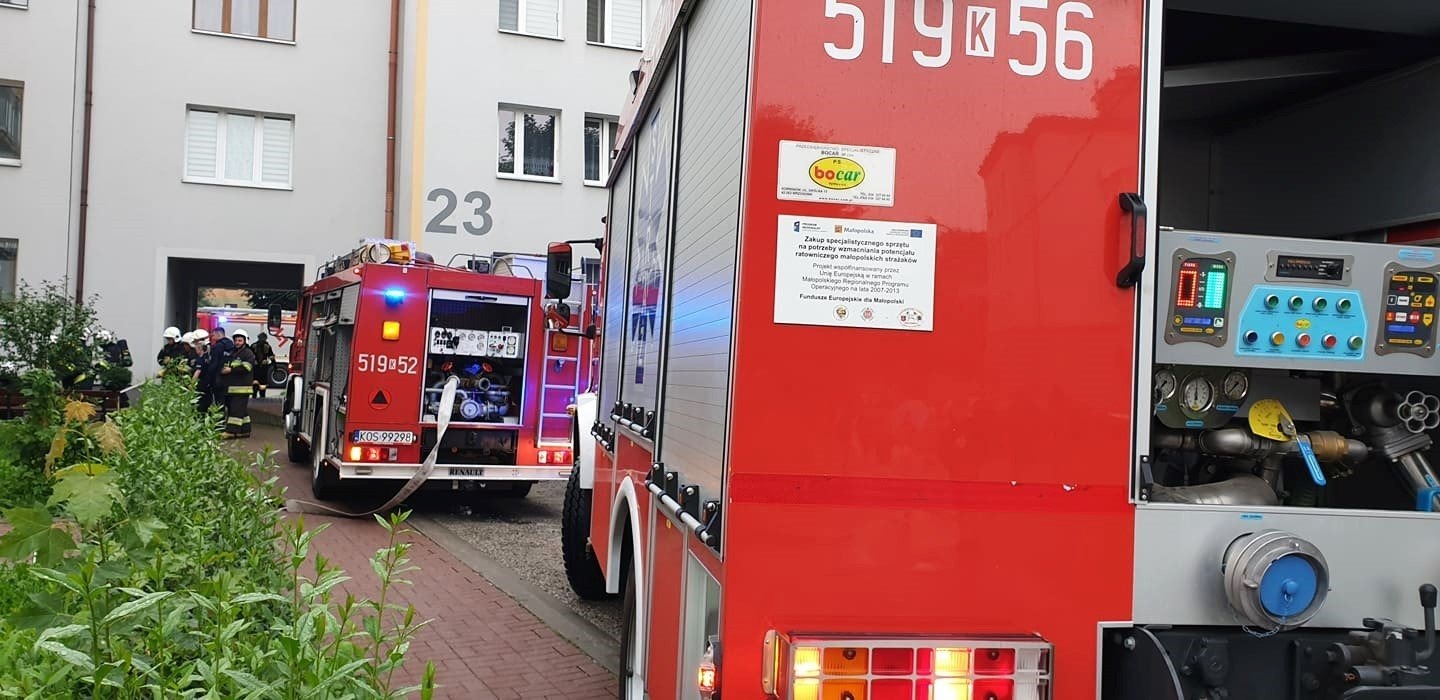 Siłowe wejście strażaków do jednego z mieszkań na ulicy 1-maja w Brzeszczach -FOTO- InfoBrzeszcze.pl