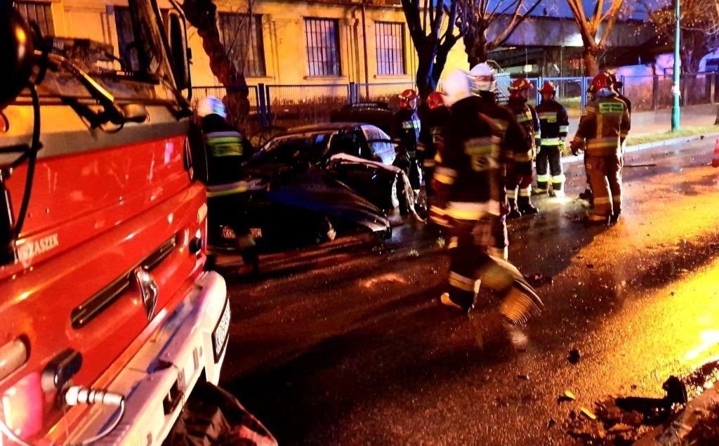 Wypadek na ulicy Kościuszki w Brzeszczach- rozpędzone BMW uderzyło w drzewo - InfoBrzeszcze.pl