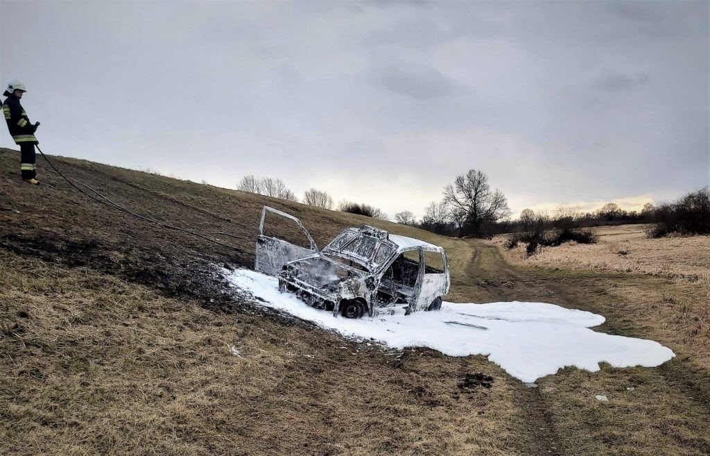 Pożar samochodu na wale wiślanym w Brzeszczach - InfoBrzeszcze.pl