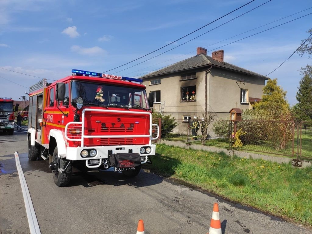 Pożar budynku mieszkalnego w Brzeszczach. Strażacy z OSP Bór, prowadzą zbiórkę dla pogorzelców - InfoBrzeszcze.pl