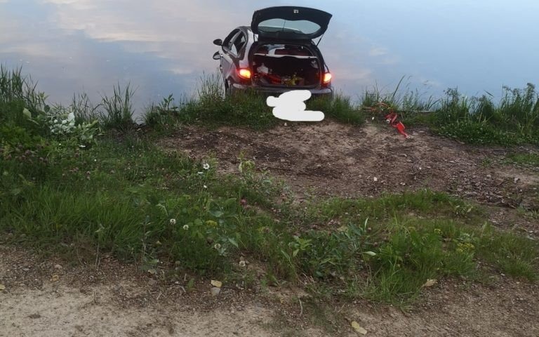 Samochód w Stawie - InfoBrzeszcze.pl