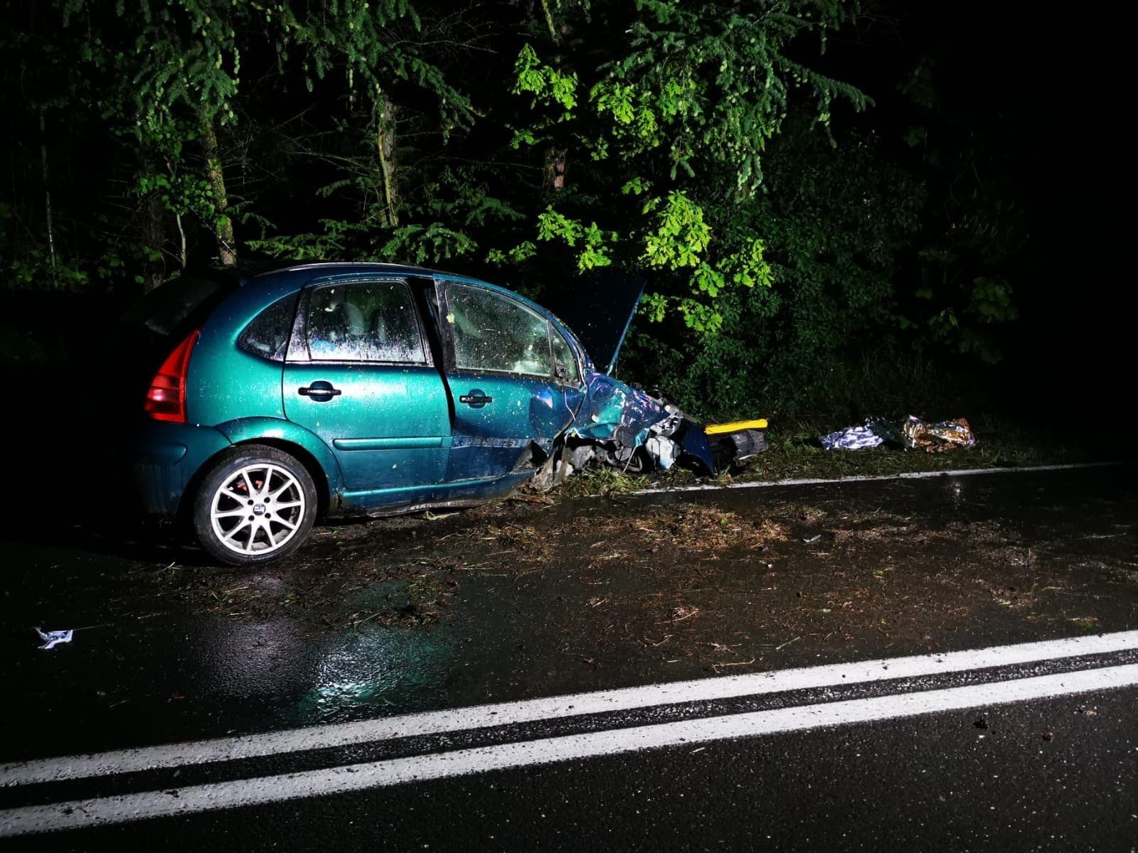 Samochód Osobowy Uderzył w Drzewo - InfoBrzeszcze.pl