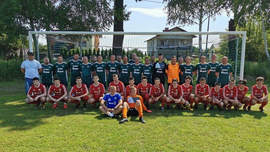 Dwumecz juniorów z Oldbojami na zakończenie piłkarskich rozgrywek - InfoBrzeszcze.pl