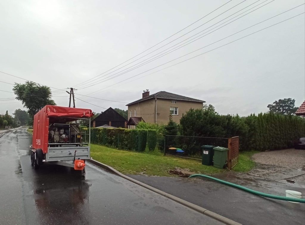 Interwencje Strażaków w związku z intensywnymi opadami deszczu. - InfoBrzeszcze.pl