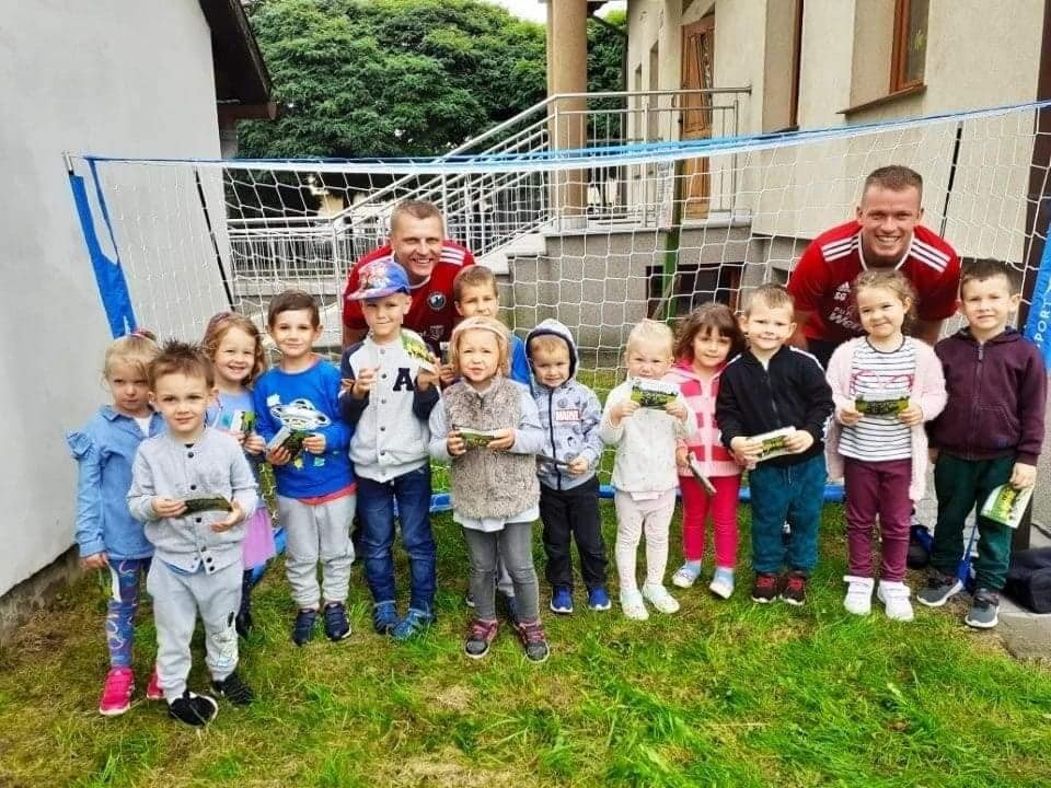 Trenerzy LKS-u odwiedzili przedszkola promując futbol i klubowe treningi - InfoBrzeszcze.pl
