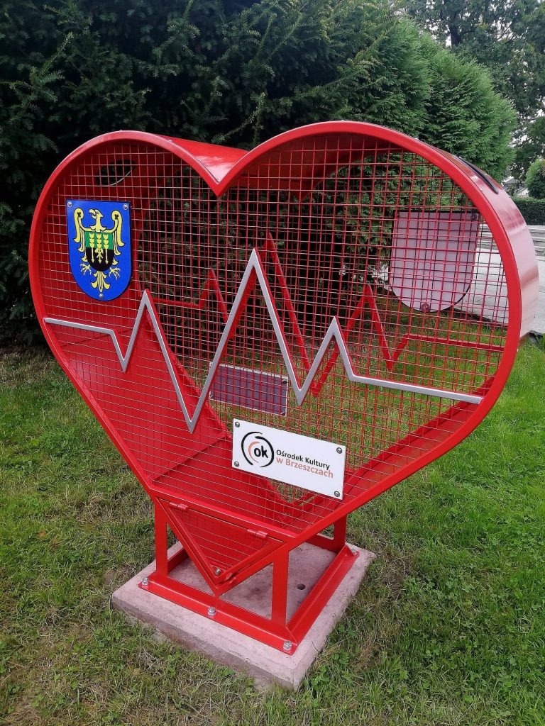 Serduszko na nakrętki stanęło przed Ośrodkiem Kultury - InfoBrzeszcze.pl