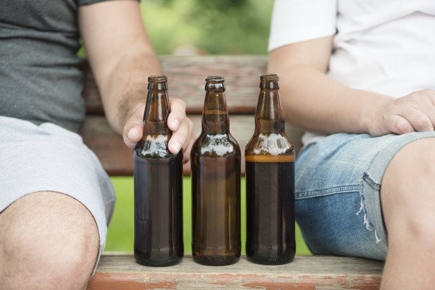 Mandat za wspólne piwko na osiedlowej ławeczce - InfoBrzeszcze.pl