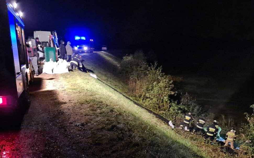 Doszło do rozszczelnienia wału przeciwpowodziowego- nocna akcja strażaków - InfoBrzeszcze.pl