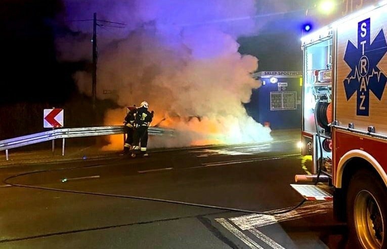 Pożar samochodu przy ul. Bielskiej - InfoBrzeszcze.pl