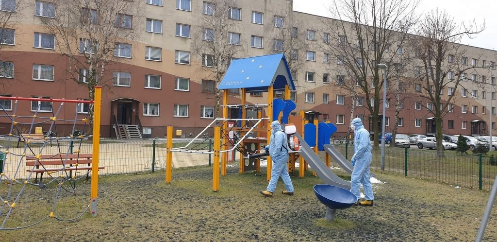 Zdezynfekowali przystanki i place zabaw - InfoBrzeszcze.pl