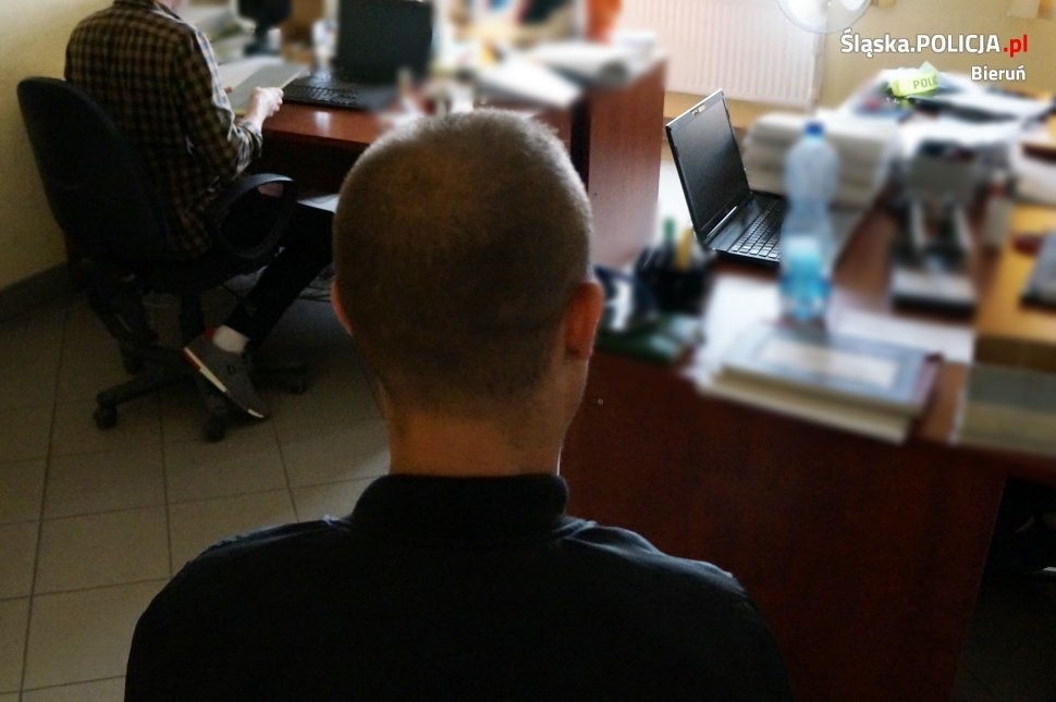 Policja zatrzymała dwóch mieszkańców Oświęcimia, którzy utrudnili działania na miejscu wypadku. Mężczyźni byli pod wpływem środków odurzających - InfoBrzeszcze.pl