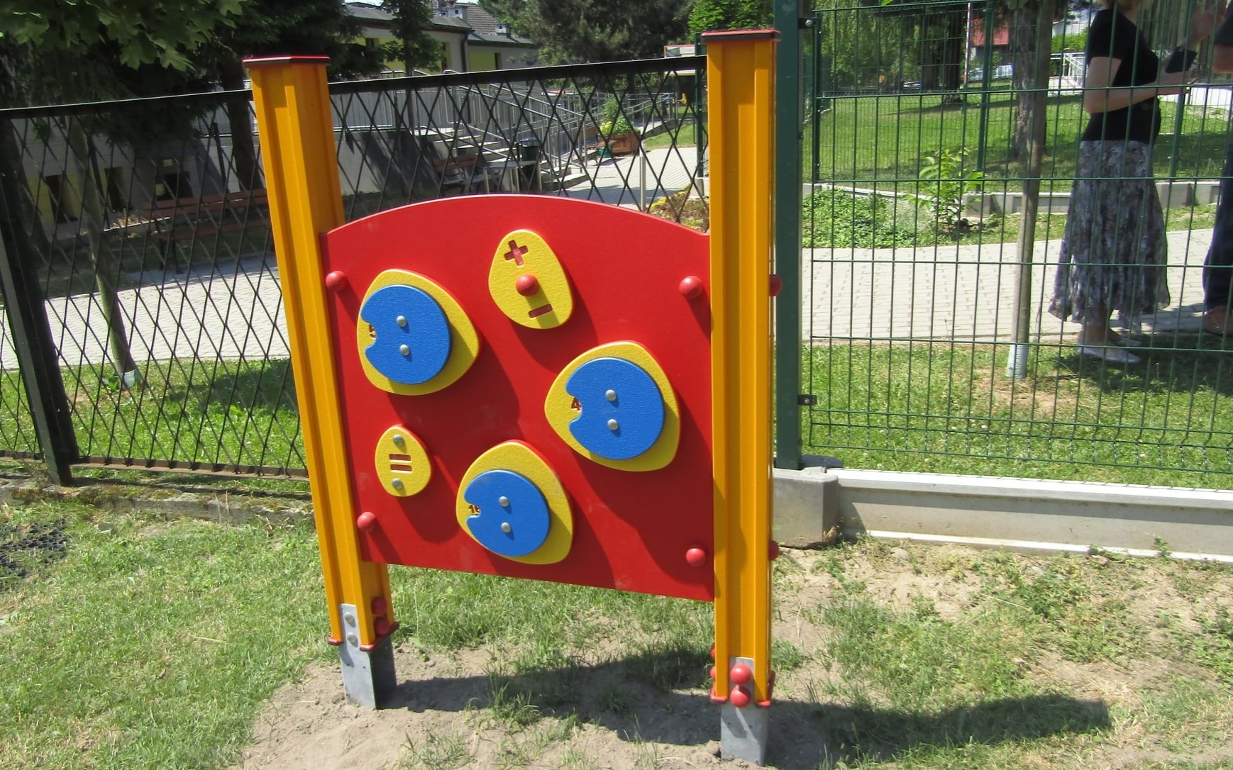 Plac zabaw w Jawiszowicach z nowymi urządzeniami - InfoBrzeszcze.pl