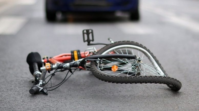 Potracenie rowerzysty na ul. Piastowskiej w Brzeszczach - InfoBrzeszcze.pl