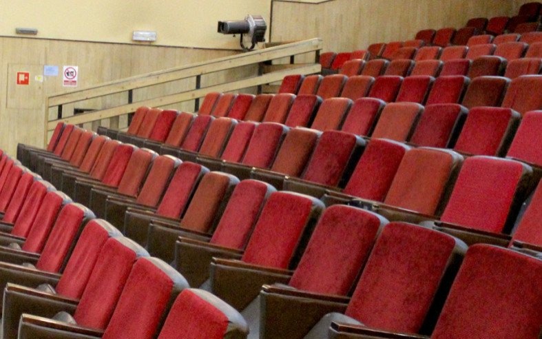Sala widowiskowa Ośrodka Kultury w Brzeszczach zmienia wygląd. - InfoBrzeszcze.pl