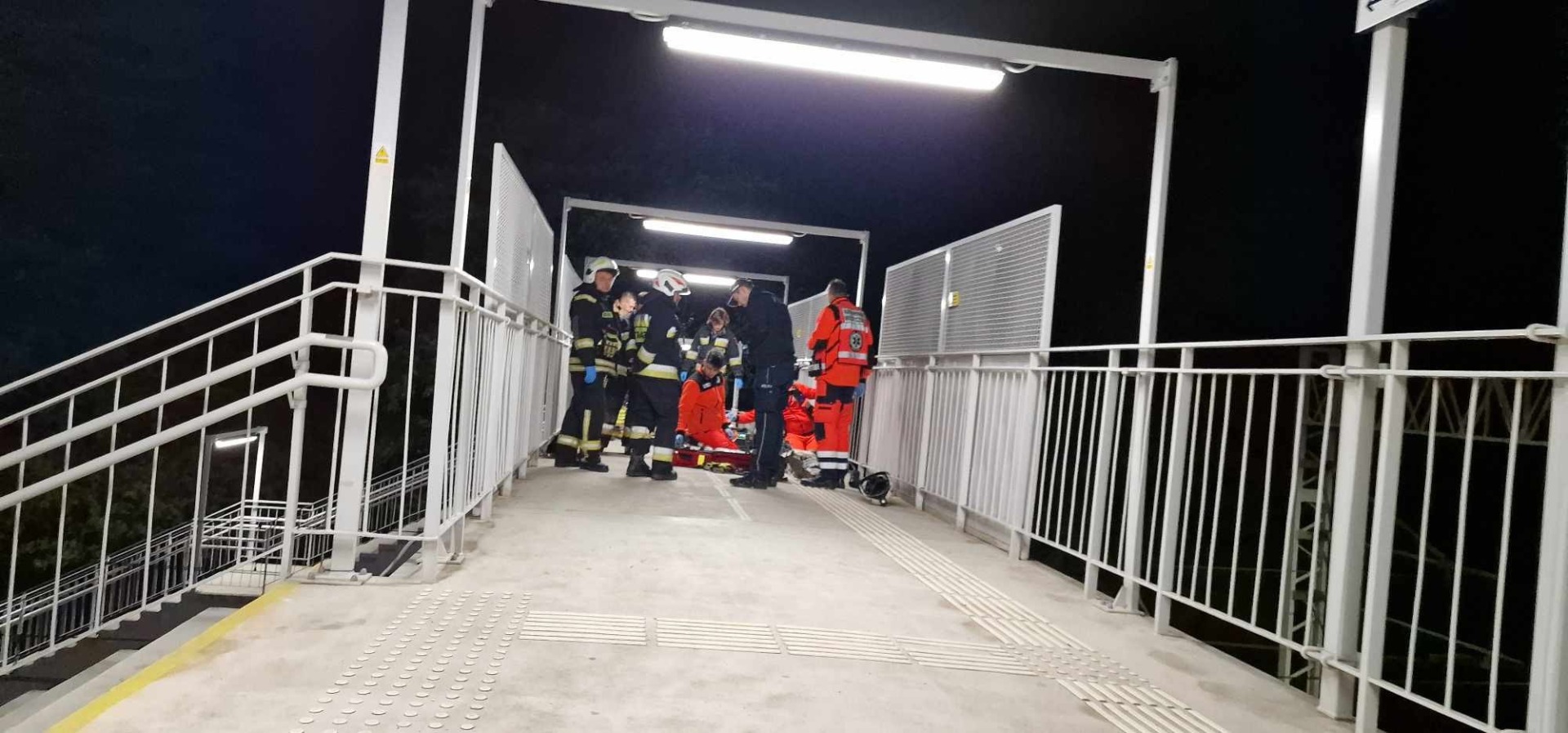 Tragedia na wiadukcie w Brzeszczach- desperata nie udało się uratować - InfoBrzeszcze.pl