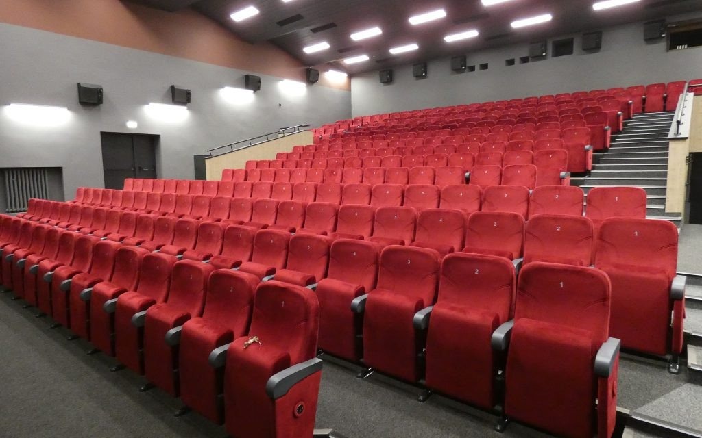 Sala widowiskowa Ośrodka Kultury zmienia swój wygląd - FOTO - InfoBrzeszcze.pl