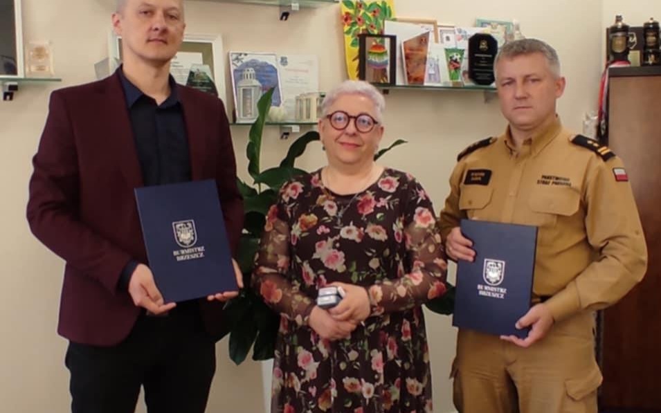 Gmina Brzeszcze wspiera Komendę PSP w Oświęcimiu – dotacja na nową bramę wjazdową - InfoBrzeszcze.pl